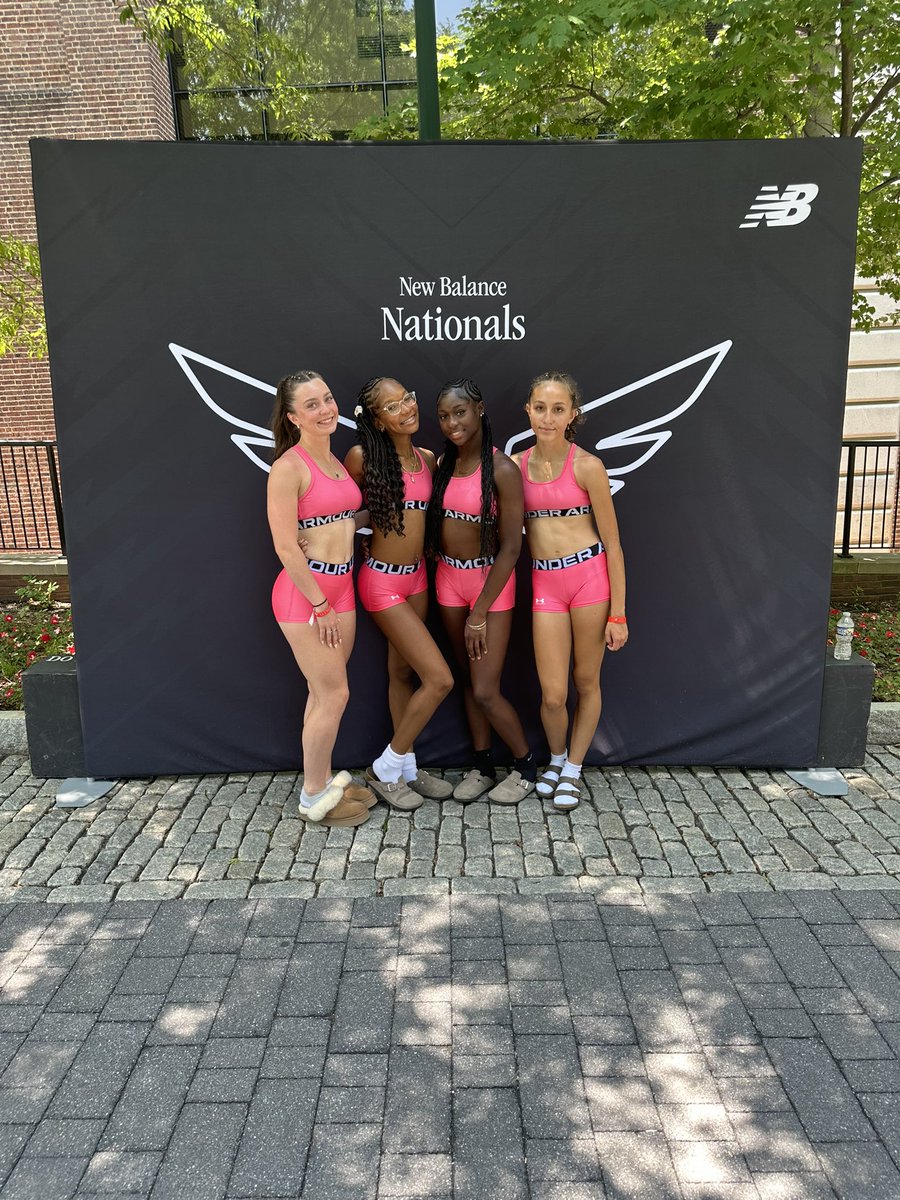Day 2- the girls are racing the 4x200 at 4:25 today 💙 they are in Heat 1 Lane 5 

youtube.com/live/XutXF7Y2V…