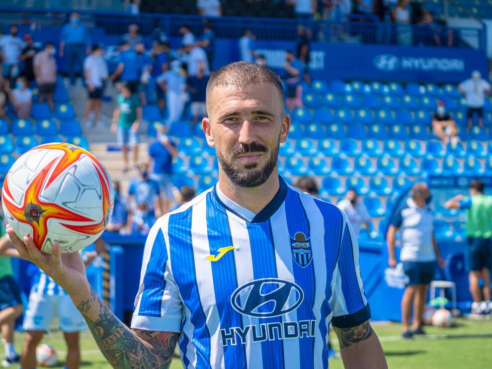 DIONI, UN VETERANO KILLER CON CASI 200 GOLES A SUS ESPALDAS, FIRMA CON EL CDE 
elrecord.net/dioni-un-veter…
#futbol #Eldense #Elda #PrimeraRFEF #deportivo