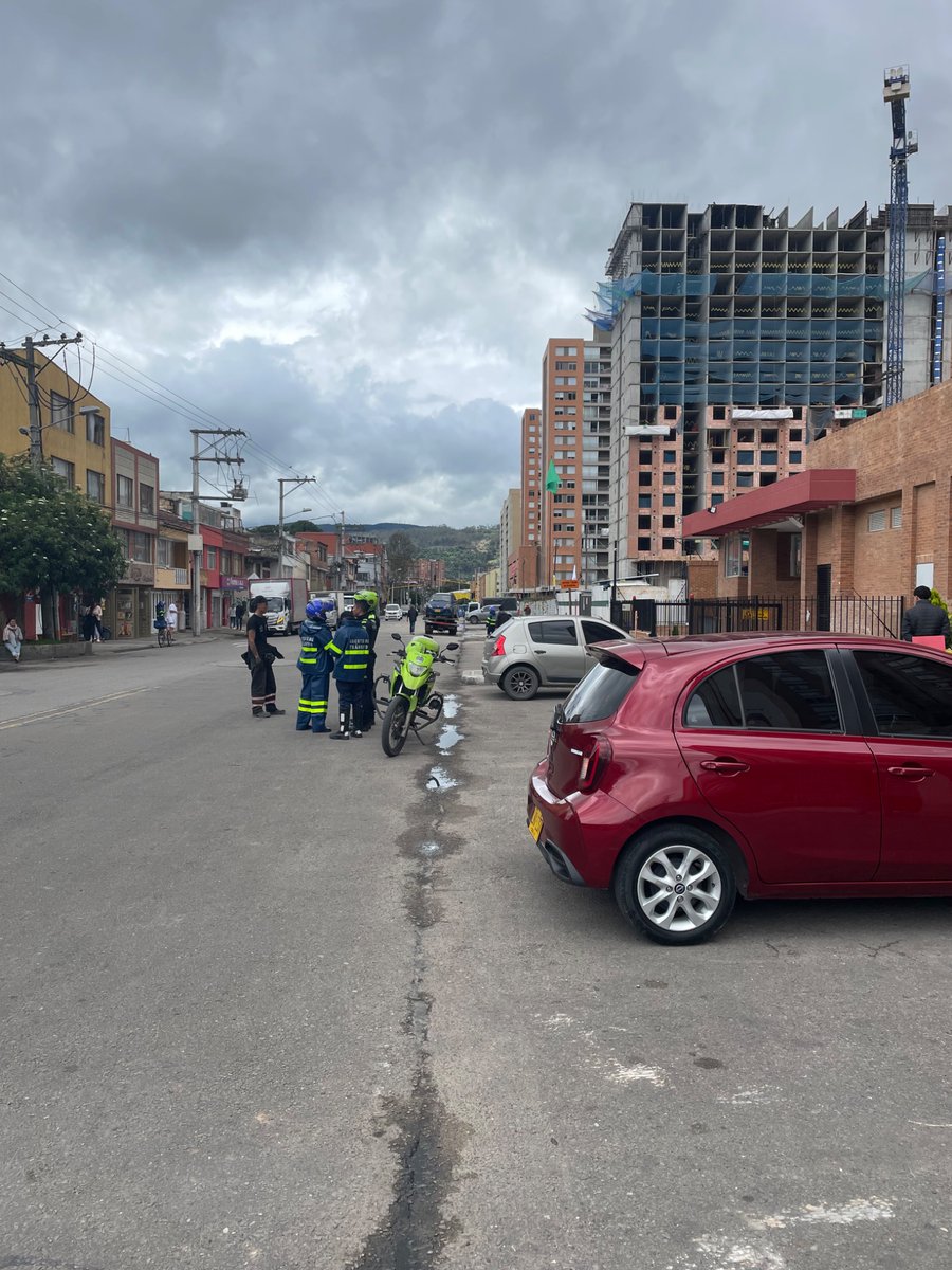 alezhandro's tweet photo. @TransitoBta @Bogota Bogotá colapsada, envían 5 agentes de tránsito a levantar carros en una bahía, en un conjunto, en una calle cerrada!! Cuál es la motivación?? https://t.co/dFArOTUJ4G