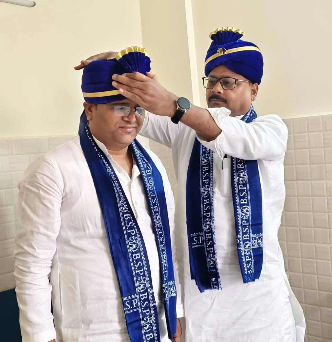 Uttam Bharati (@uttambsp14) on Twitter photo 🔵 पाल समाज में बढ़ती बसपा की पैठ
🔵 मैनपुरी के समाजसेवी डॉ. उपेन्द्र पाल हुए बसपा में शामिल।
🔵 उत्तर प्रदेश बहुजन समाज पार्टी के प्रदेश अध्यक्ष माननीय श्री <a href="/PalVishwnathbsp/">Vishwanath Pal</a> जी ने दिलाई प्राथमिक सदस्यता। 🔵 पाल समाज में बढ़ती बसपा की पैठ
🔵 मैनपुरी के समाजसेवी डॉ. उपेन्द्र पाल हुए बसपा में शामिल।
🔵 उत्तर प्रदेश बहुजन समाज पार्टी के प्रदेश अध्यक्ष माननीय श्री <a href="/PalVishwnathbsp/">Vishwanath Pal</a> जी ने दिलाई प्राथमिक सदस्यता।