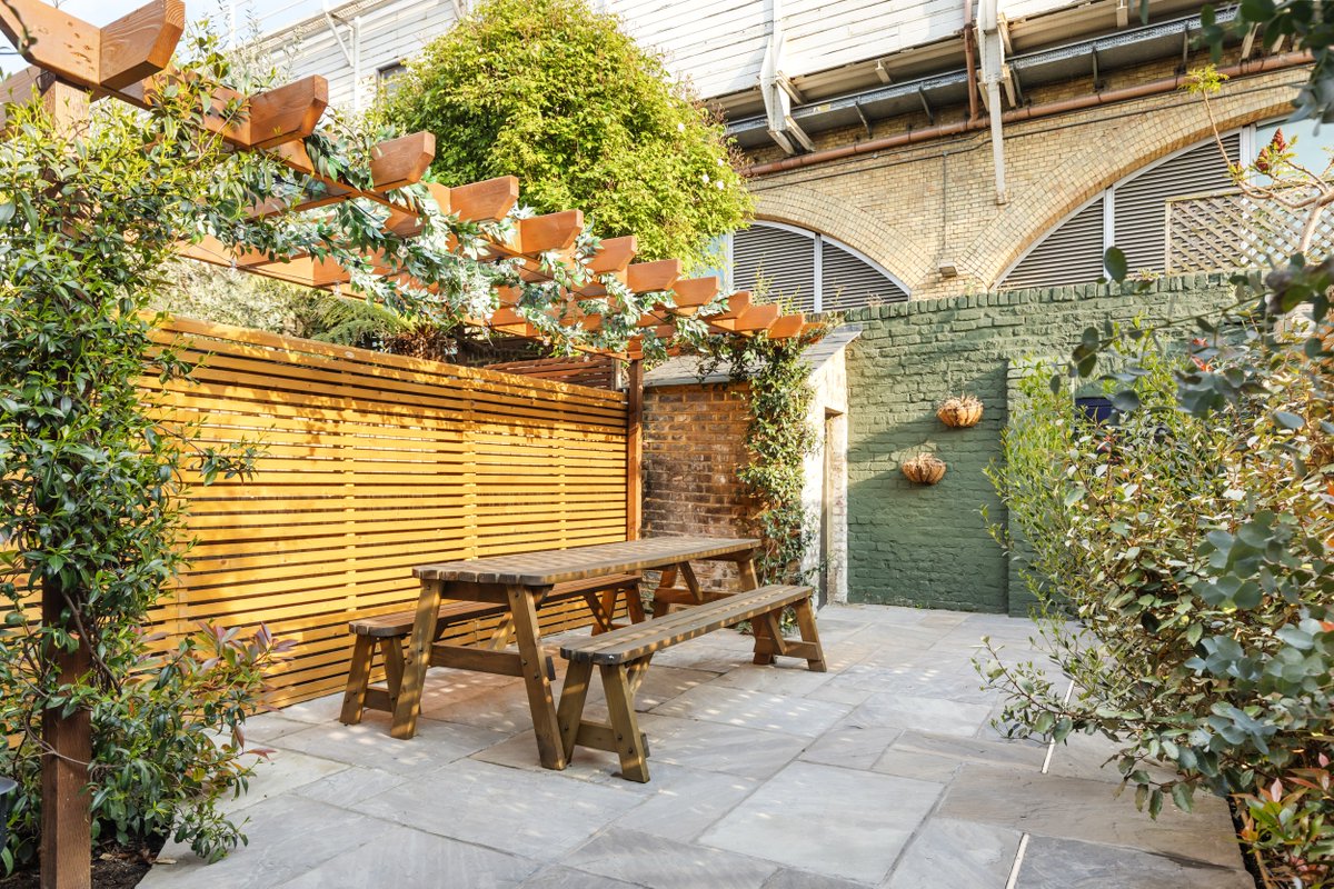 A Georgian gem with screen presence. 🎬
This restored SE1 freehold blends period charm with modern detail, original floors, fireplaces and sash windows. 

🛏 2 bed | 🛁 1 bath | 🌿 Garden

🔗 bit.ly/3RoupellSE1

#LondonProperty #ForSale #LuxuryHomes