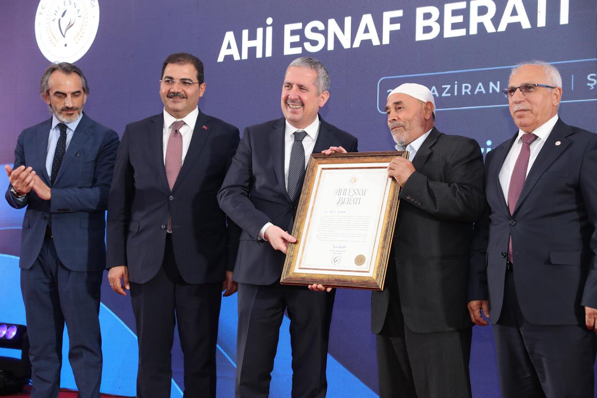 Ticaret Bakan Yardımcımız Sn. Mahmut Gürcan’ın katılımıyla gerçekleşen takdim töreninde; Ahilik kültürünü yaşatarak, “Ahi Esnaf Beratı” almaya hak kazanan esnaf ve sanatkârlarımızı tebrik ediyorum. 

Gelenekten geleceğe uzanan Ahilik anlayışıyla topluma katkı sunan tüm esnaf ve