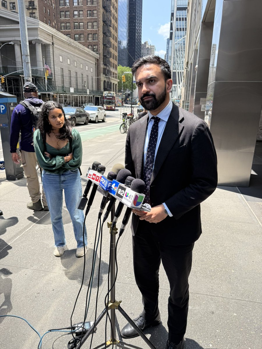 JUST NOW
<a href="/ZohranKMamdani/">Zohran Kwame Mamdani</a>:
"Andrew Cuomo is trying to buy this election."
He points to Trump donor billionaires, and the landlord lobby funding the former Governor's Super Pac.