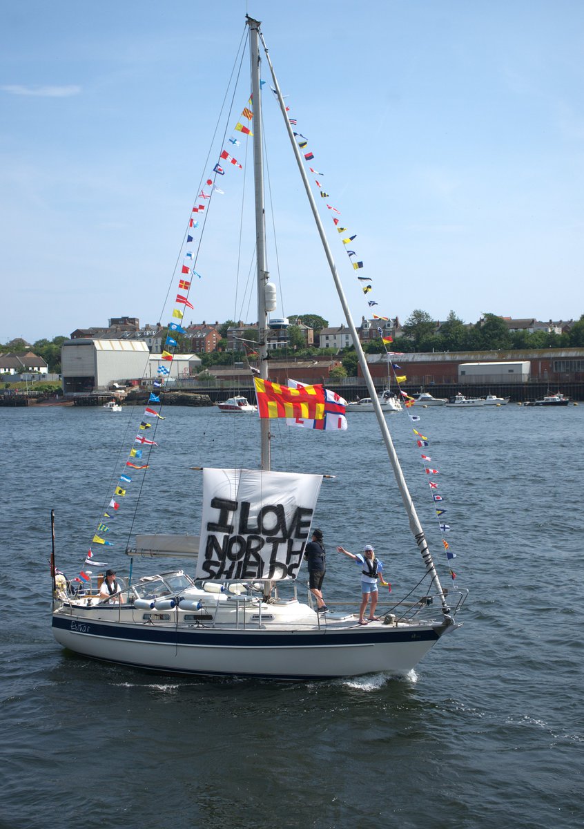 jac61941964's tweet image. A parade of boats on the river Tyne today as part of the North Shields' 800th anniversary.
#northshields
#800th
#Tyne
#Boats
