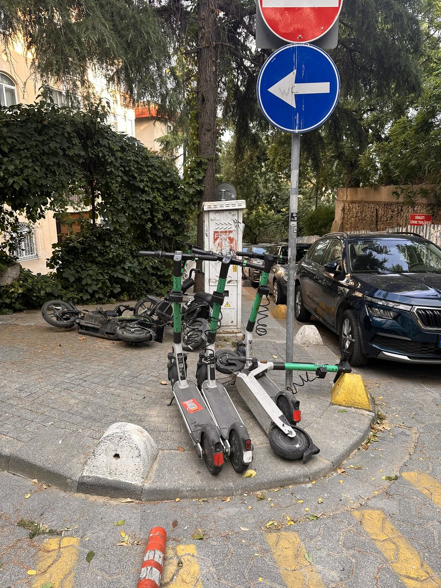 Sevgili <a href="/kadikoybelediye/">Kadıköy Belediyesi</a> Emin Onat sokağın köşesi yine kaldırım işgali altında. Lütfen bir çözüm bulalım şu işgallere…