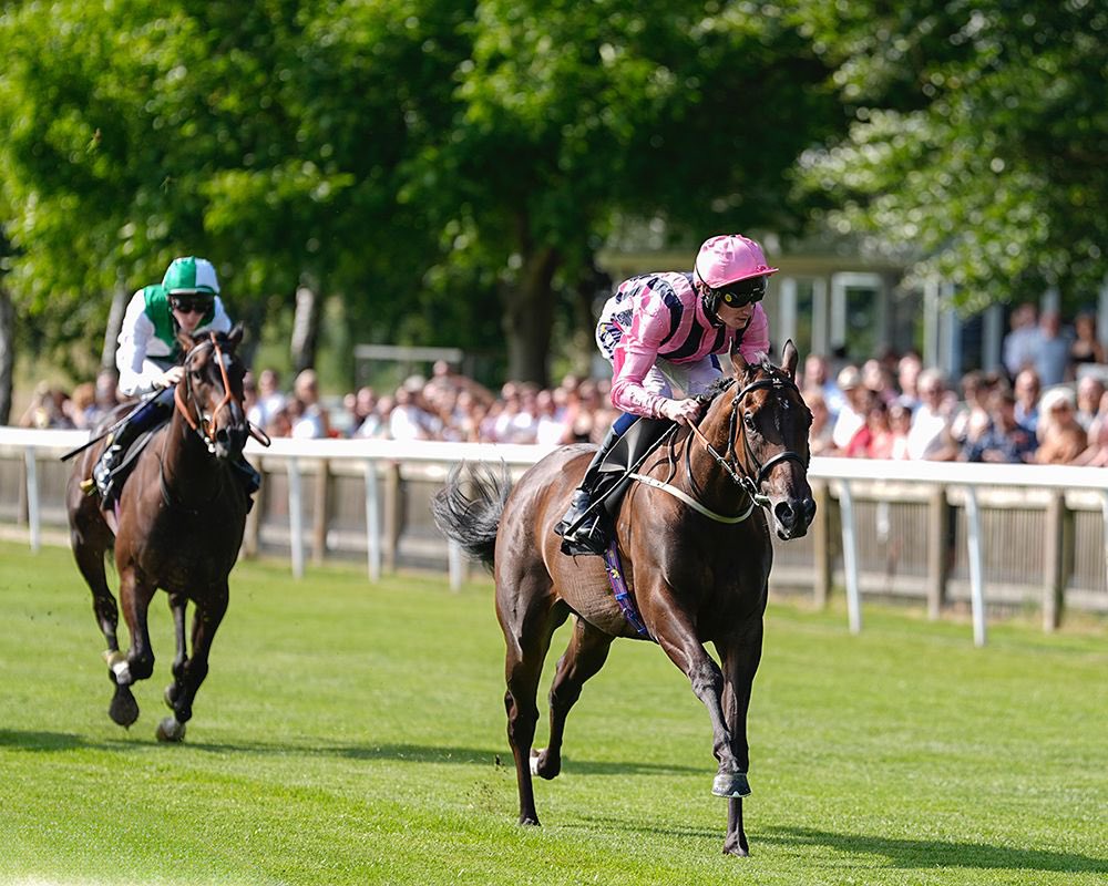 Two year old homebred Date Line wins impressively at the second time of asking under a fine front running ride from jockey Dan Muscutt for team <a href="/Johnston_Racing/">Johnston Racing</a> 🐎🥇