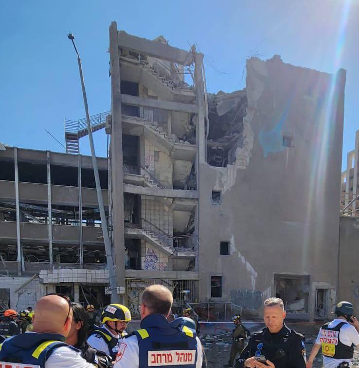 In the 17th wave of Iran’s attack on israel earlier today,

Here’s all the available information and footage from the attack.

🧵 Thread:  1, 2, 3, 4, 5, 6,7,8,9,10