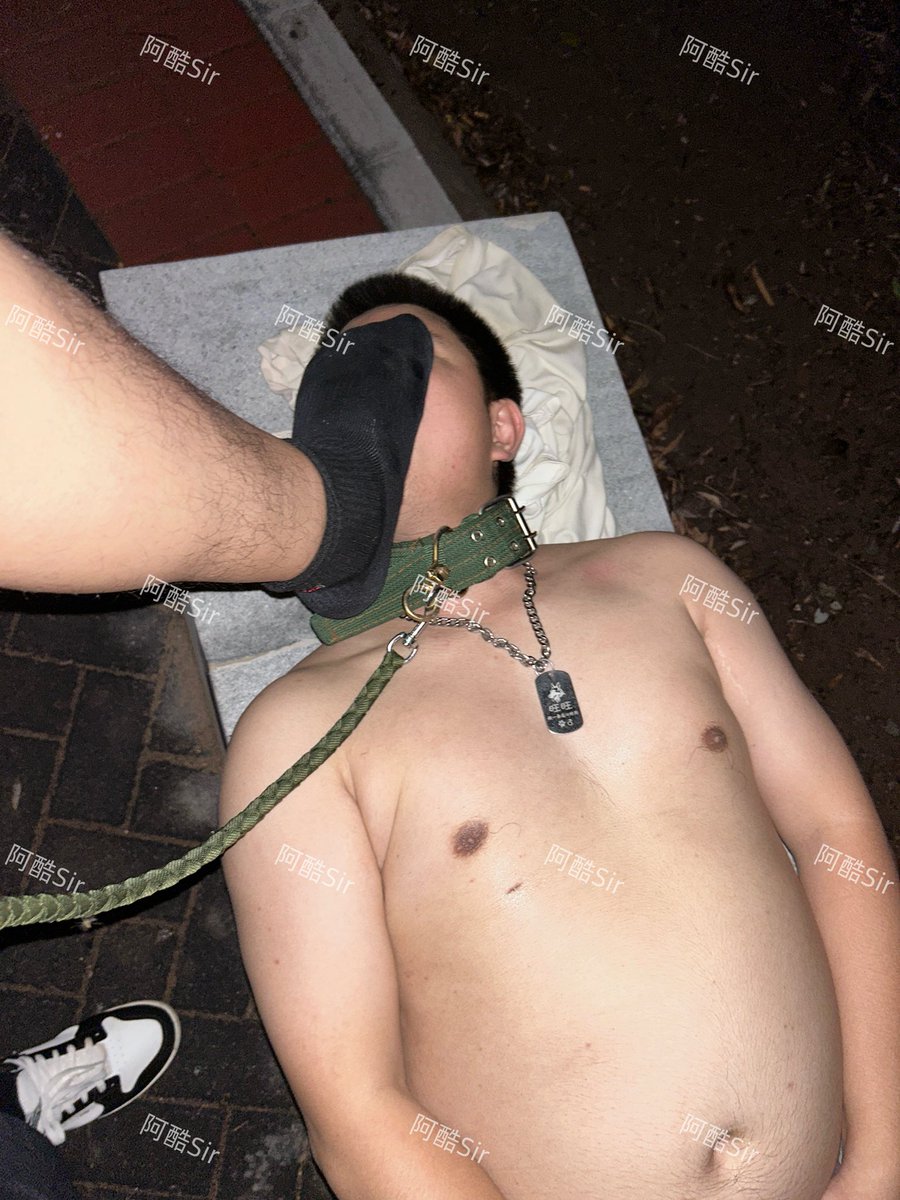 下着小雨，刚健身完，贱狗非陪我在公园散步。自己边走边脱衣服，逐渐的暴露出自己真实本性。疯狂的在公园发骚，发浪。