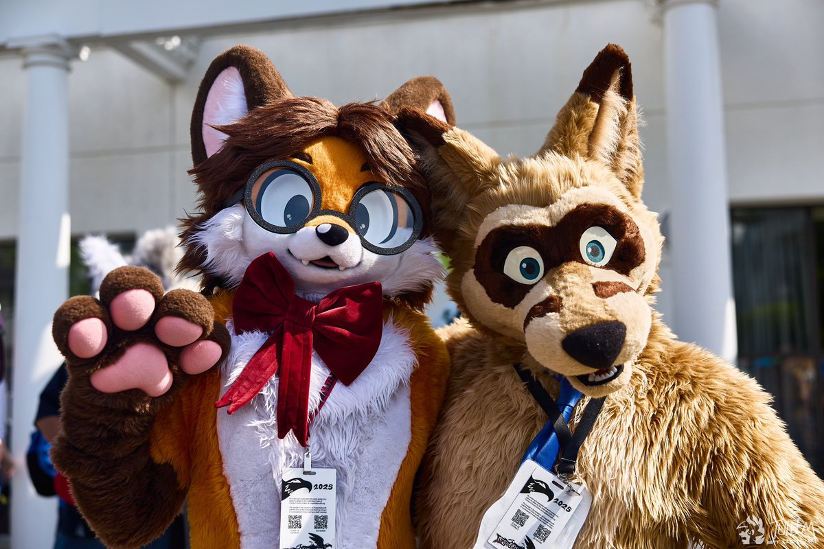 Look who I found at Furgeddaboutit!
It’s THE Fender from FurAffinity!!
#FursuitFriday