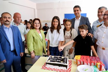 Öğrenciler ve Veliler Fotoğraf Çekiyor