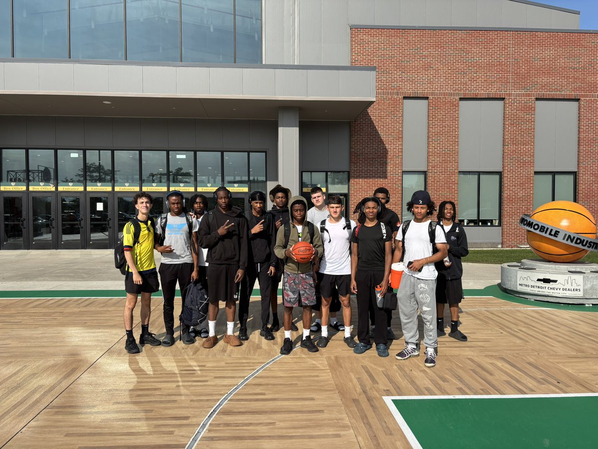 WoodhavenHoops's tweet image. The boys are @WSUWarriorsMBB this weekend. 

Friday 
10am Inter City Baptist 
11am Plymouth 

Saturday 
5pm Pontiac 
6pm Warren Cousino