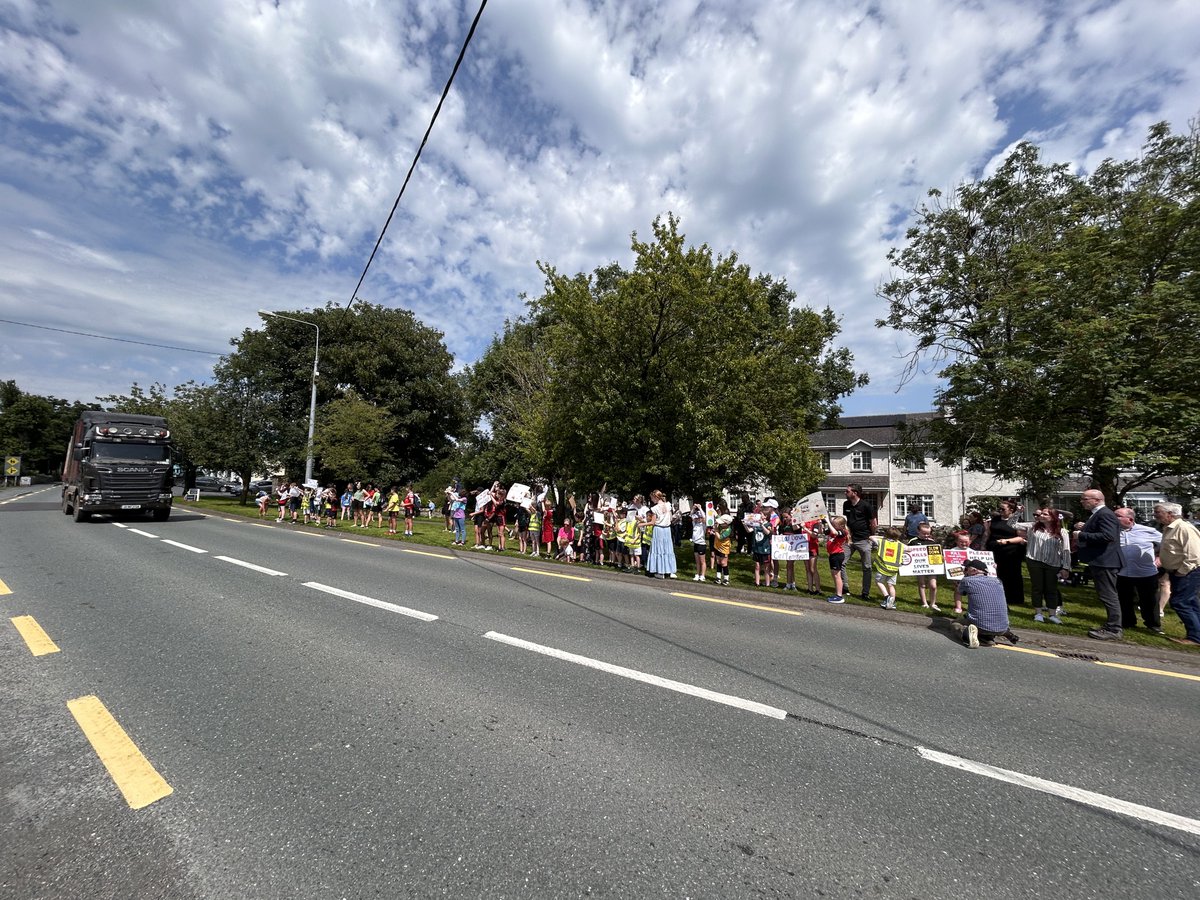 Proud to stand with the people of Carlanstown today, calling for safer roads in the village. Rapid growth hasn’t been matched by investment in safety. That needs to change

The message is clear: it’s time to make Carlanstown safe for everyone ✅

#Meath #Ireland #RoadSafety