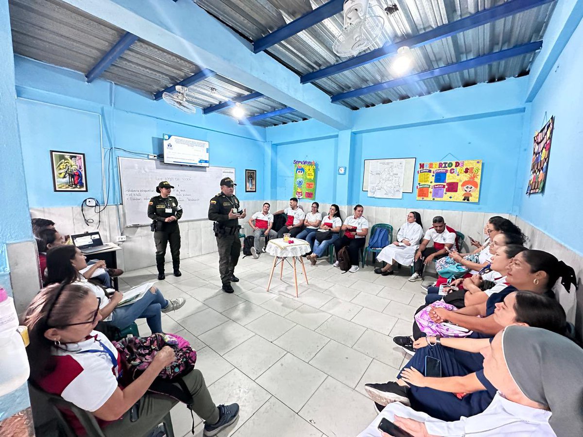 👮🏻‍♀️🚔Policía de Turismo en acción preventiva.
En el marco de sus labores, se entregan recomendaciones para evitar el hurto a personas y se socializa la campaña “Escuchar… salva vidas”, promoviendo la prevención del suicidio y el cuidado de la salud mental.
 #HurtoAPersonas