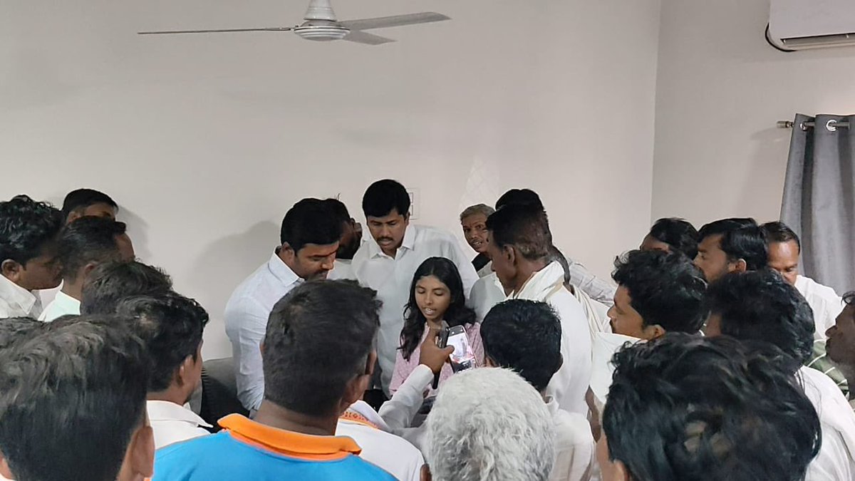 📍सावली विश्रामगृह । परभणी 

जनतेचे प्रश्न सोडवणारा 'जनता दरबार'

परभणी तालुक्यातील व पाथरी विधानसभा मतदारसंघातील नागरिकांचे प्रश्न सोडवण्यासाठी जनता दरबार कार्यक्रमाचे आयोजन करण्यात आले होते. या कार्यक्रमास नागरिकांकडून प्रचंड प्रतिसाद लाभला. यावेळी सर्वांनी आपले प्रश्न व समस्या