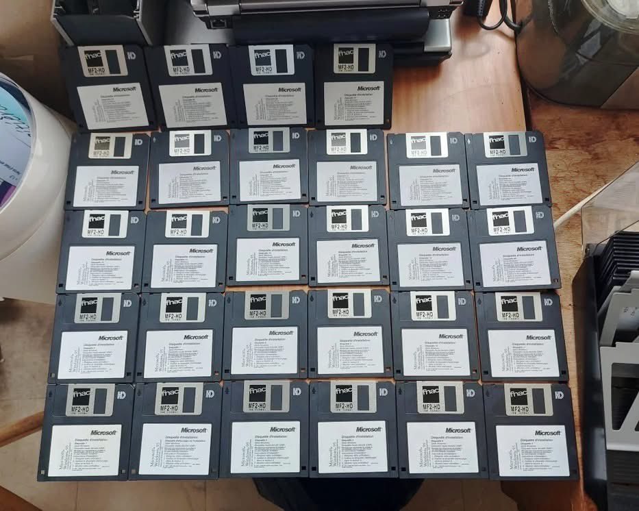 When it took 28 disks to install Windows 95 ... 😂 #FlashbackFriday