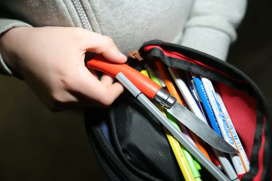 Menaces avec un couteau devant un collège : un adolescent de 11 ans interpellé france3-regions.franceinfo.fr/centre-val-de-…