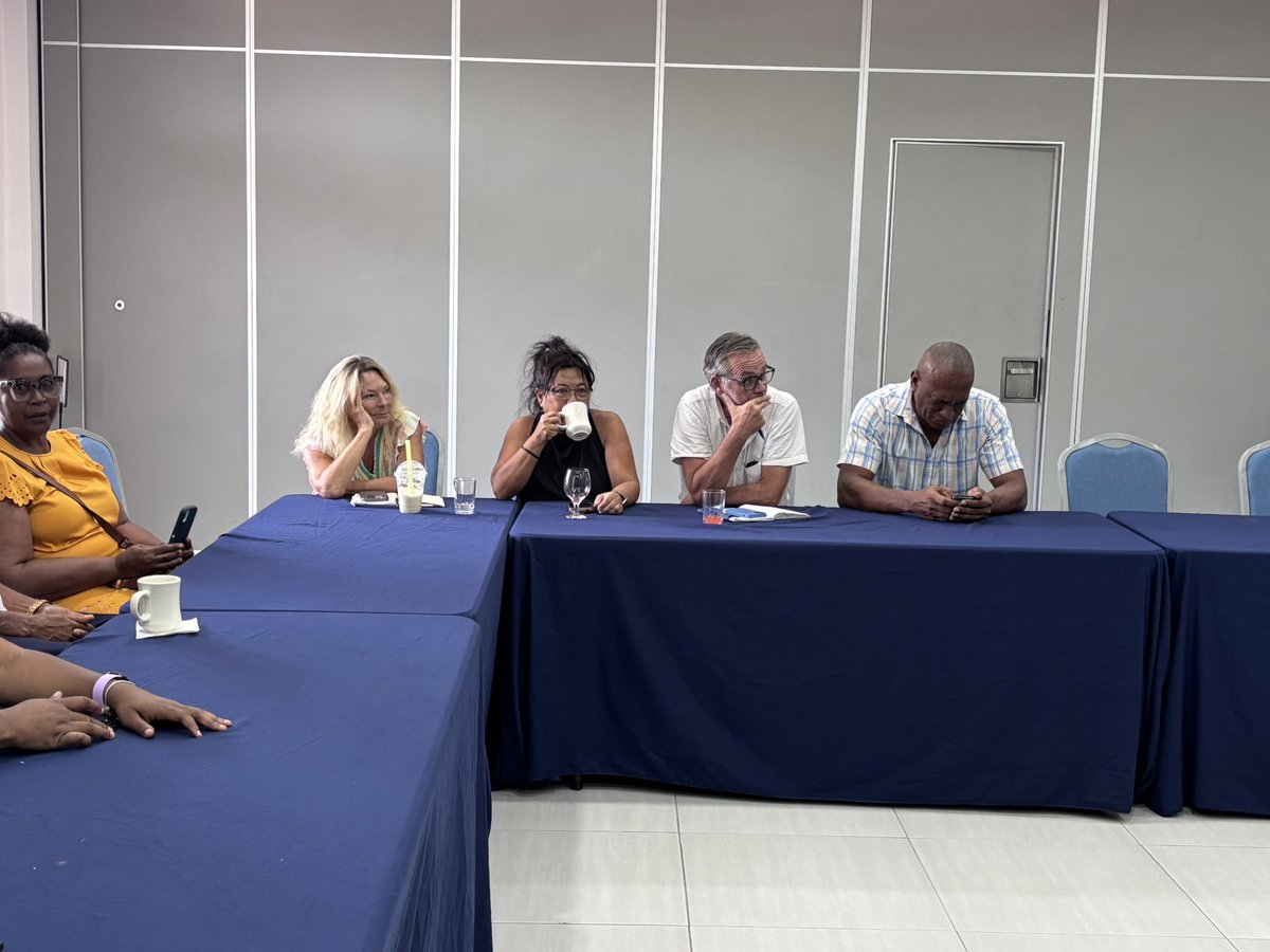 LocalGovJa's tweet image. Hon. Desmond McKenzie is meeting with various stakeholders to finalize plans for the construction of the Negril Fruit &amp;amp; Vegetable Market. This forms a part of the Ministry’s ongoing commitment to modernizing market infrastructure. #LocalGovAtWork #economicgrowth