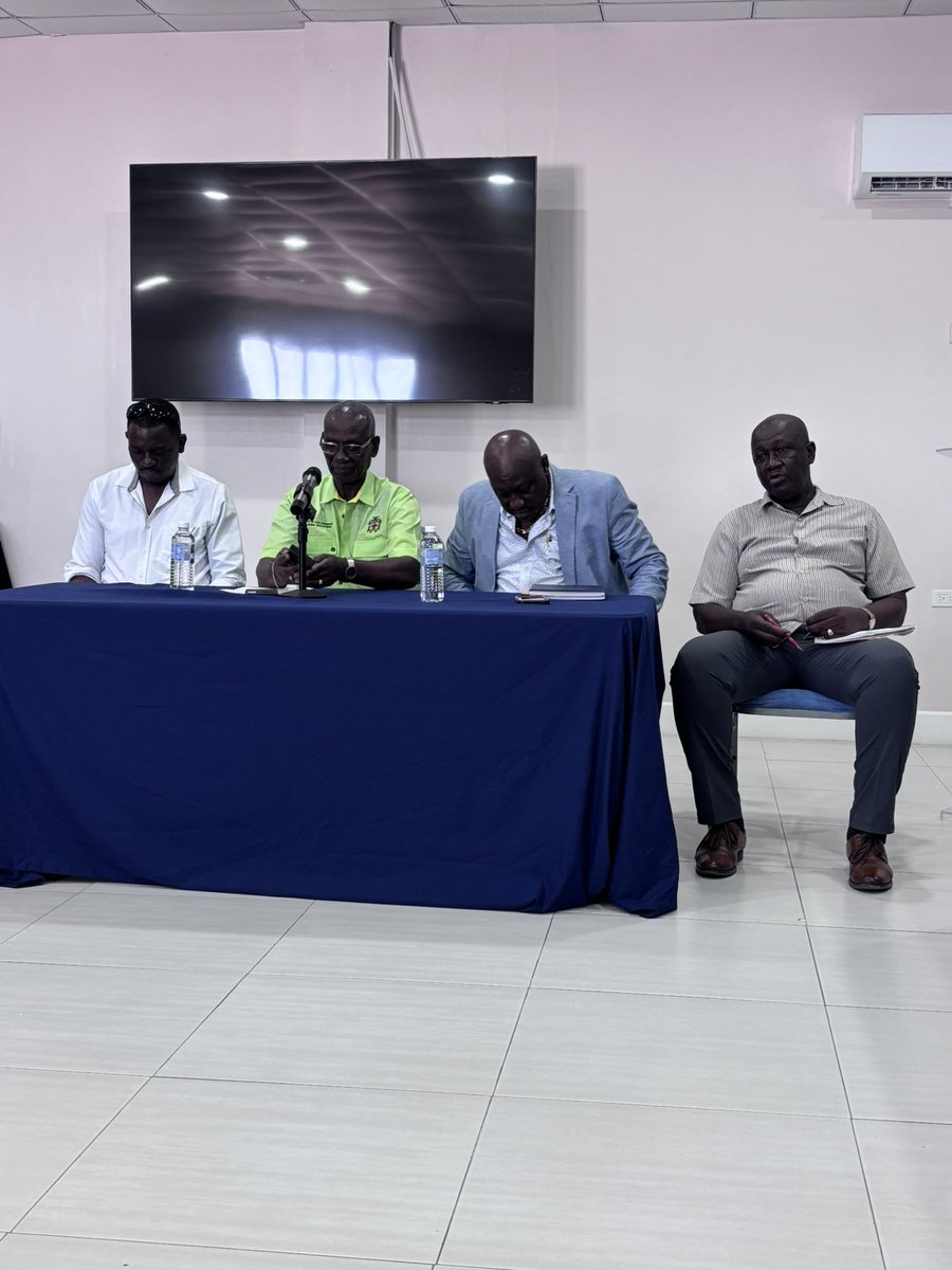 LocalGovJa's tweet image. Hon. Desmond McKenzie is meeting with various stakeholders to finalize plans for the construction of the Negril Fruit &amp;amp; Vegetable Market. This forms a part of the Ministry’s ongoing commitment to modernizing market infrastructure. #LocalGovAtWork #economicgrowth