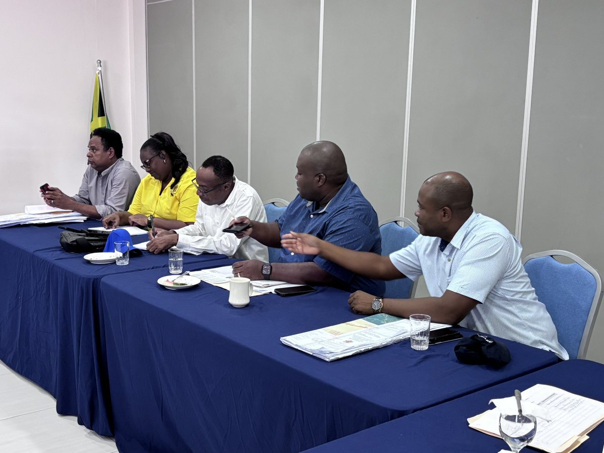 LocalGovJa's tweet image. Hon. Desmond McKenzie is meeting with various stakeholders to finalize plans for the construction of the Negril Fruit &amp;amp; Vegetable Market. This forms a part of the Ministry’s ongoing commitment to modernizing market infrastructure. #LocalGovAtWork #economicgrowth