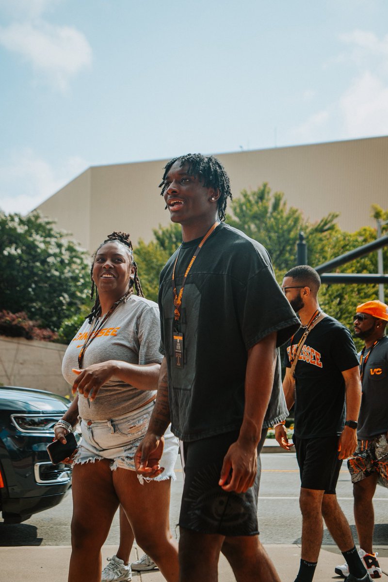 Austin Price (@austinpriceless) on Twitter photo ⭐️⭐️⭐️⭐️⭐️ <a href="/5starsavi/">Savion “Cinco” Hiter (High-ter)</a> arrives for his Tennessee official visit!
on3.com/db/savion-hite… ⭐️⭐️⭐️⭐️⭐️ <a href="/5starsavi/">Savion “Cinco” Hiter (High-ter)</a> arrives for his Tennessee official visit!
on3.com/db/savion-hite…