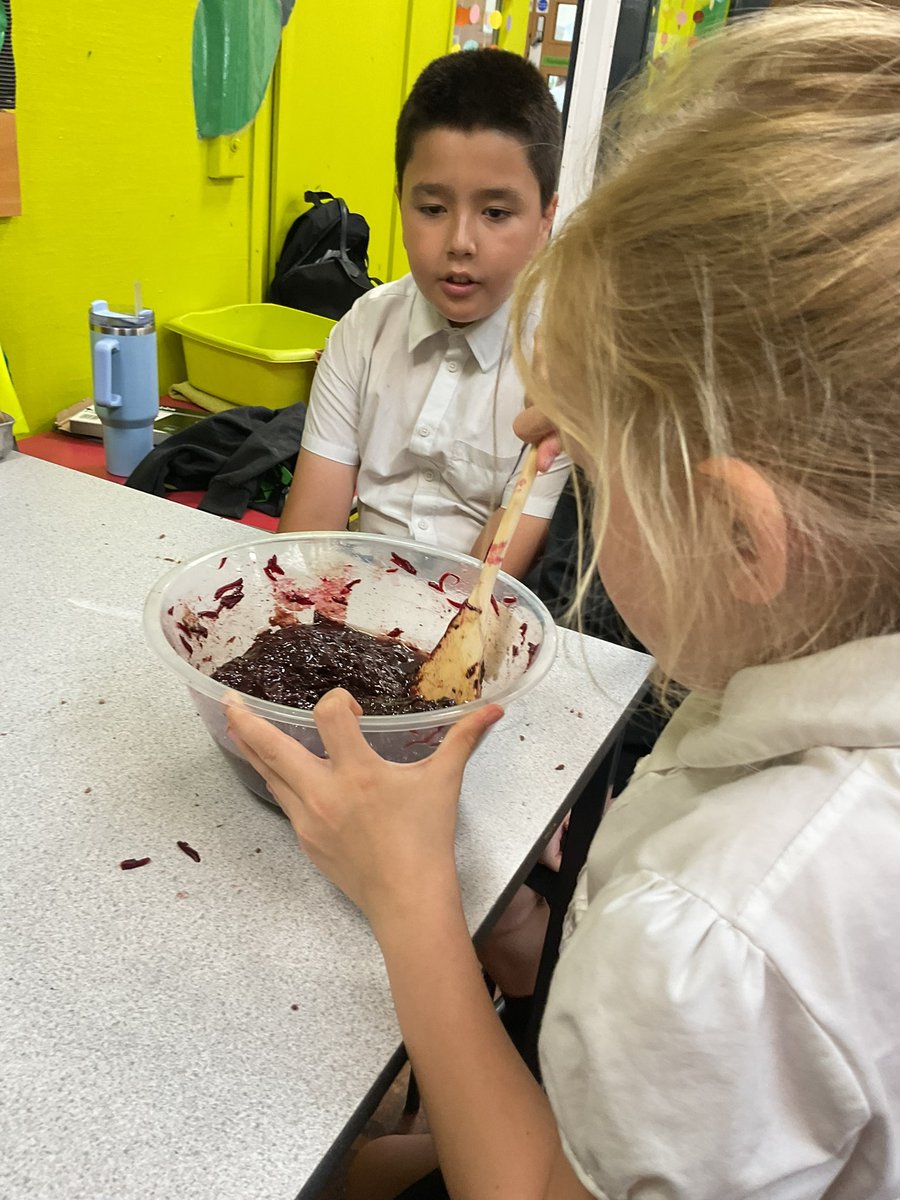 LindenRDCherry's tweet photo. We made a cake using beetroot today ! Lots of skills needed to get this right #LindenRoadAcademyCherry  #LindenLearning https://t.co/GcYRsGaN24