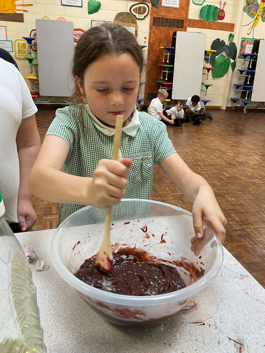 LindenRDCherry's tweet photo. We made a cake using beetroot today ! Lots of skills needed to get this right #LindenRoadAcademyCherry  #LindenLearning https://t.co/GcYRsGaN24