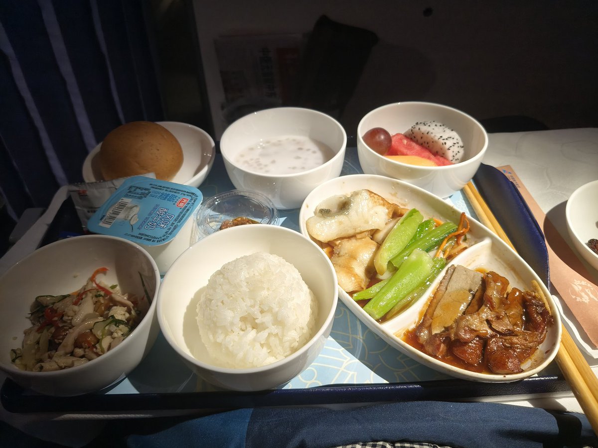 willa_citrus's tweet image. 南航的饭 海鲈鱼和烧鸭
感觉国内航班的比国际航班的饭好一点
可能问到我的时候其他餐都被选走了 我说“可以”的时候乘务姐姐松了一口气
