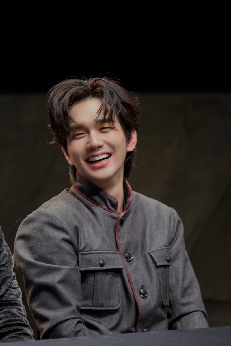 유승호씨 매체로도 제복 한번 낋이주셨음 좋겟다 정석미남의 제복 이거는 클래식이라 시대물 이런거 너무최곤데,,물론 지금도 시대극이긴함..국적이 로마이긴하지만요