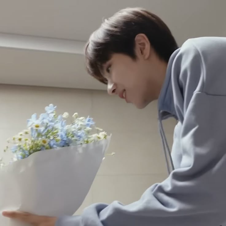 이 연하가 기념일을 놓쳤을 때 : 
당일에 못 챙겨준 기념일 챙기겠다고 새벽 한 시에
급하게 24시간 꽃집 들려서 거의 시들어가는 꽃 하나에
여친이 좋아하는 디저트 집 사장님한테 빌고 빌어서 얻어낸
초코 케이크에 초 올려서 소파에 잠든 여친에게 들이밀기

이상하게 여친은 이 날을 평생 기억함