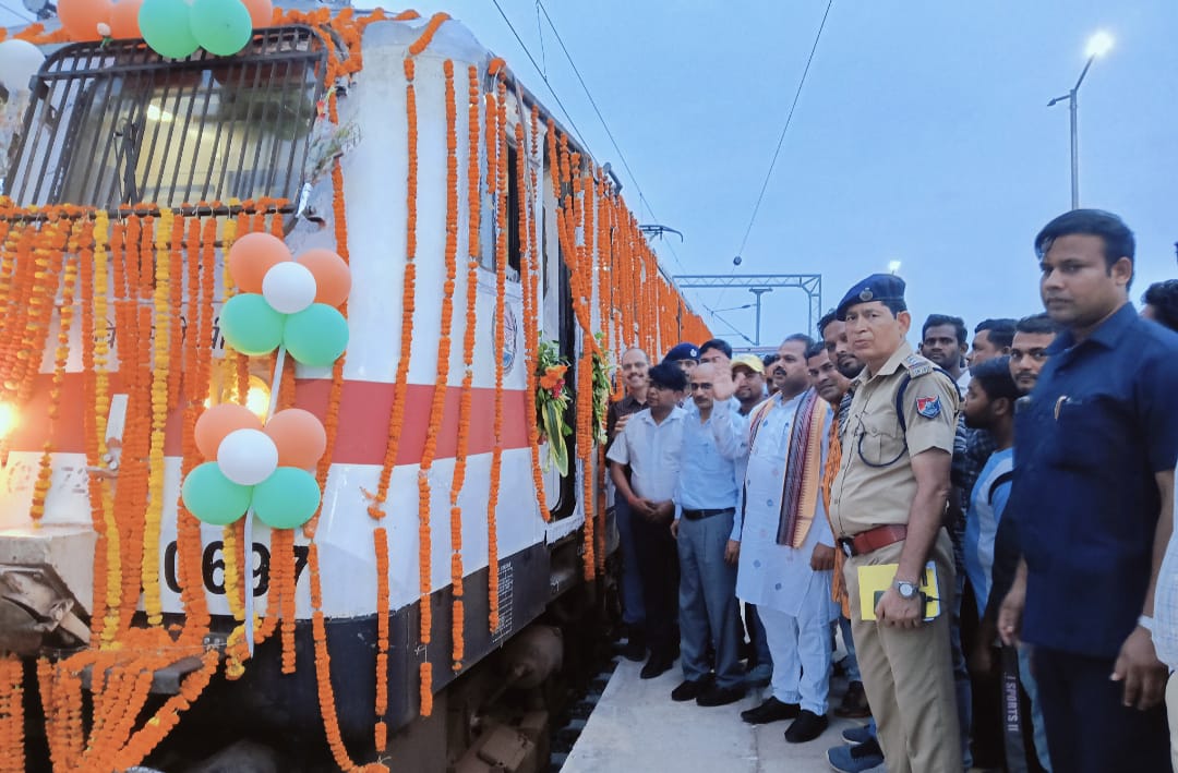 For the first time, Odisha's Boudh district got train services after Prime Minister <a href="/narendramodi/">Narendra Modi</a> flagged off two new trains connecting Purunakatak and Boudh town. Sonepur-Purunakatak section of the Khurda Road-Balangir new line project is inaugurated by PM.