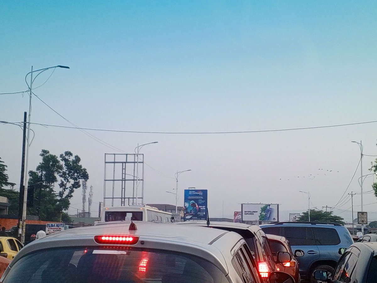 #RDC les conducteurs des véhicules de l'État,comme celui au volant de ce bus du ministère de la fonction publique , qui corsent les embouteillages,il a pris sana gêne aucune le sens contraire de l'axe hôpital cinquantaine rond-point Moulaert.

Ni Bia Nguvu