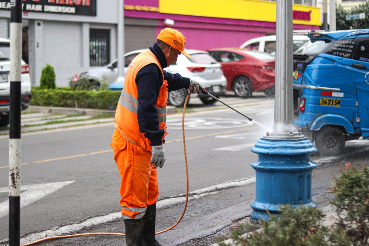 Nuestro equipo realizó labores de limpieza y desinfección de veredas, postes y contenedores de basura en el Parque Temático Héroes del Perú. 🧹 ¡Seguimos avanzando por una #BellavistaSiempreLimpia!