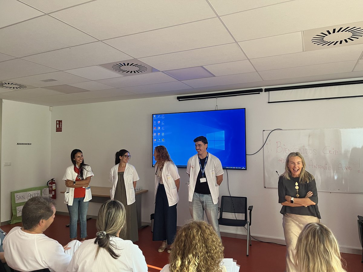 Hemos recibido a nuestros R1 de Medicina de Familia y Comunitaria y EIR , Resi de Pdt y R matrona. Nuestra jefa <a href="/XaniaXani/">xania</a> , les ha dado la bienvenida con unas lecciones sobre la especialidad de MFyC , abundando en la F y en la C, tan necesarias a día de hoy .❤️😍
