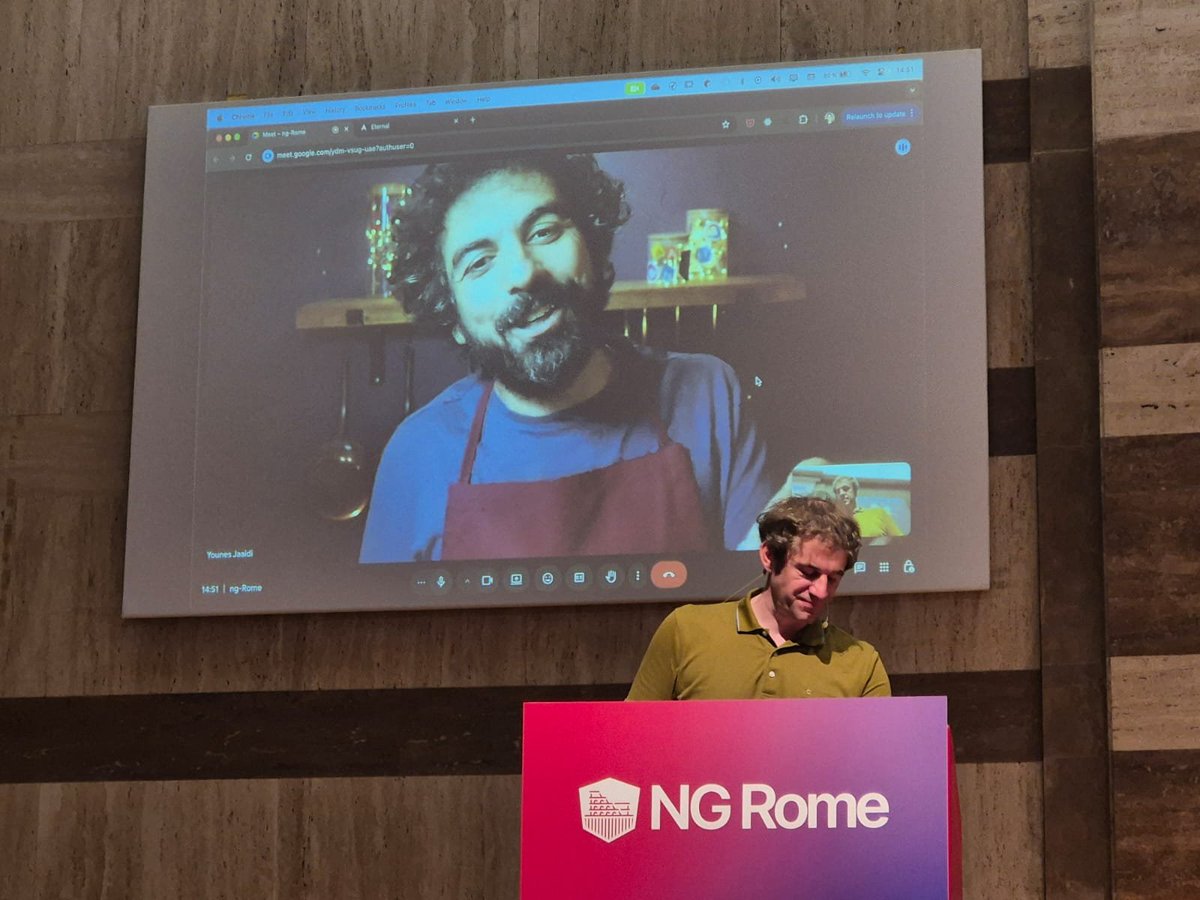 rainerhahnekamp's tweet image. It’s always good to have someone looking over your shoulder…
Though having the "Gigantic @younes" behind you is slightly intimidating 😄
Greetings from @ngromeconf!
📸 Thanks to Martina Kraus for the picture.