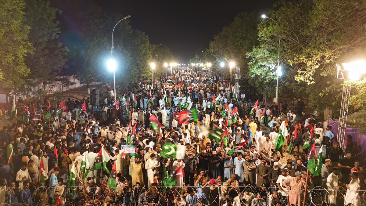 AfaqIlyas19's tweet image. پاکستان کے سفارتی مشن کے سربراہ اور چیئرمین پاکستان پیپلز پارٹی بلاول بھٹو زرداری کی وطن واپسی کے موقع پر کراچی ائیرپورٹ کے باہر عوام کا جم غفیر موجود

@BBhuttoZardari
@JunaidSaleemJD
 #ProudOfBilawal