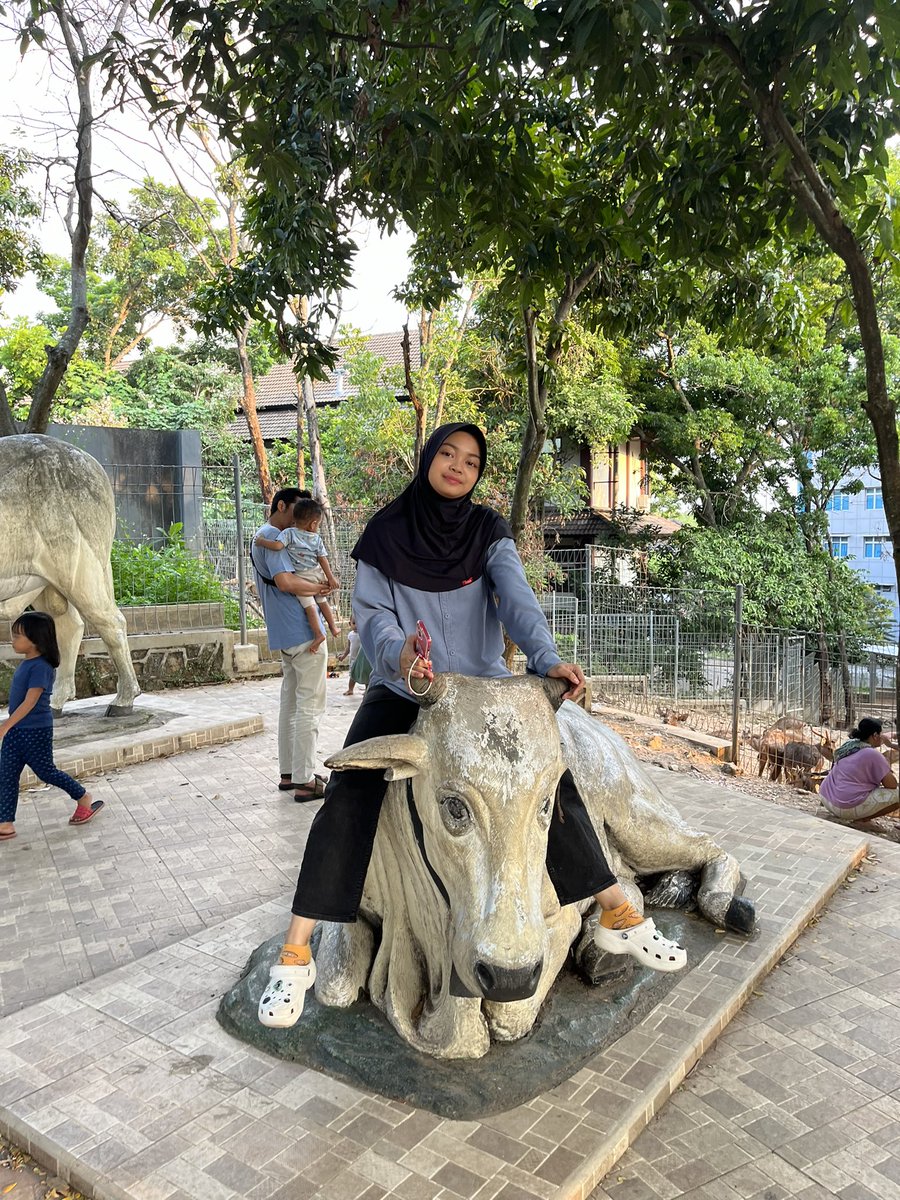 jijahtaz11's tweet photo. ini bukti seberapa cintanya gue sama patung sapi undip https://t.co/d6kQa8v9za