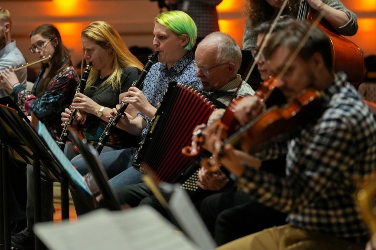 SocialResponUoM's tweet image. The University of Manchester is bringing klezmer, a type of Jewish folk music, into the local community to create intercultural encounters. 🎻
Find out more here: socialresponsibility.manchester.ac.uk/all-news/klezm…