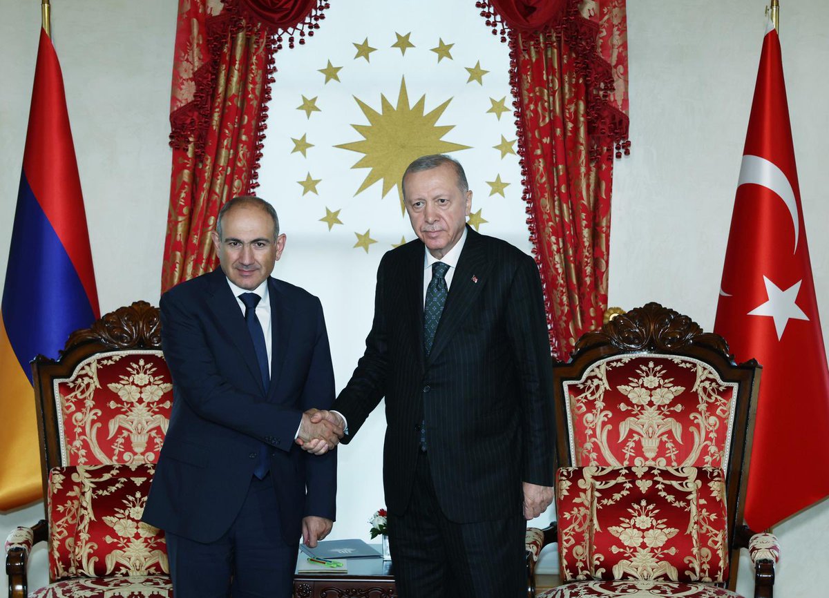 Cumhurbaşkanımız Sayın Recep Tayyip Erdoğan, Cumhurbaşkanlığı Dolmabahçe Çalışma Ofisi'nde, Ermenistan Başbakanı Nikol Paşinyan'ı kabul etti.