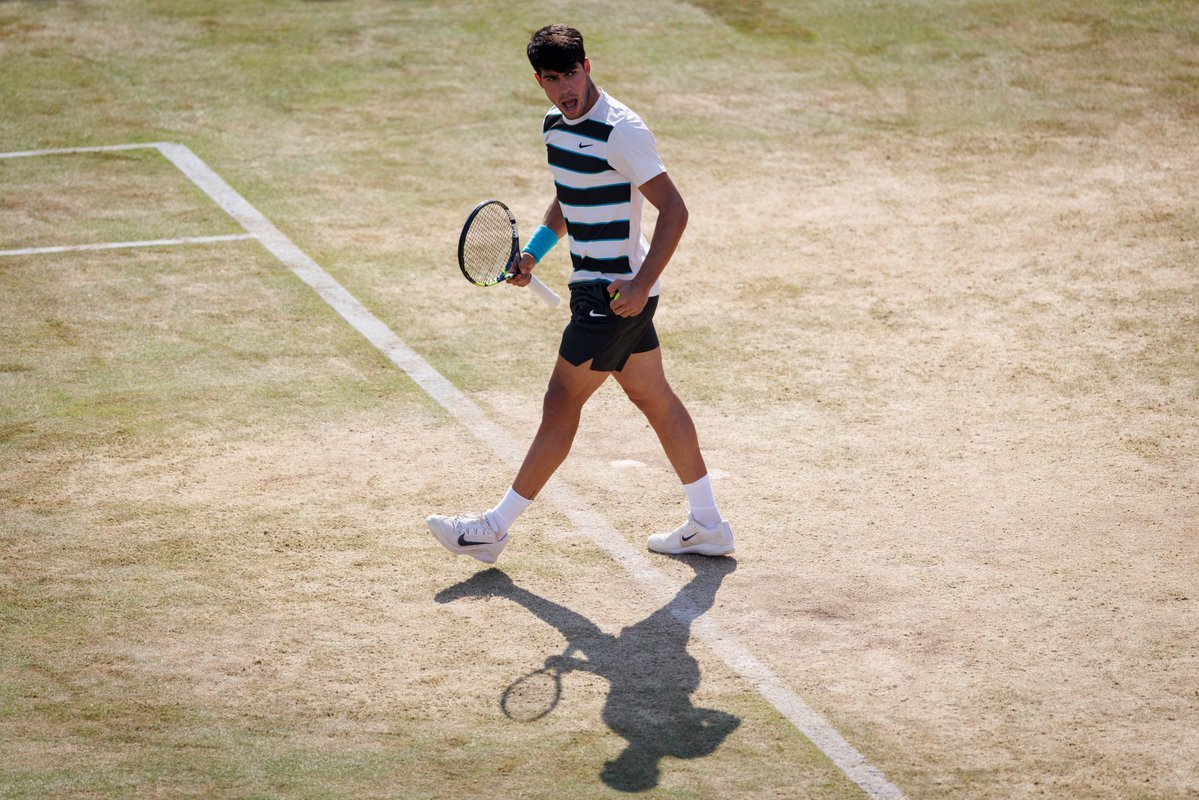 El Partidazo de COPE (@partidazocope) on Twitter photo 🎾 FINAL | Victoria de <a href="/carlosalcaraz/">Carlos Alcaraz</a> en su tercer partido en <a href="/QueensTennis/">HSBC Championships</a>
🇪🇸 Carlos Alcaraz 7⃣6⃣
🇫🇷 Arthur Rinderknech 5⃣4⃣
🔜 El tenista murciano ya está en semifinales, donde se enfrentará al ganador del Rune 🆚 Bautista
📻 #PartidazoCOPE 🎾 FINAL | Victoria de <a href="/carlosalcaraz/">Carlos Alcaraz</a> en su tercer partido en <a href="/QueensTennis/">HSBC Championships</a>
🇪🇸 Carlos Alcaraz 7⃣6⃣
🇫🇷 Arthur Rinderknech 5⃣4⃣
🔜 El tenista murciano ya está en semifinales, donde se enfrentará al ganador del Rune 🆚 Bautista
📻 #PartidazoCOPE