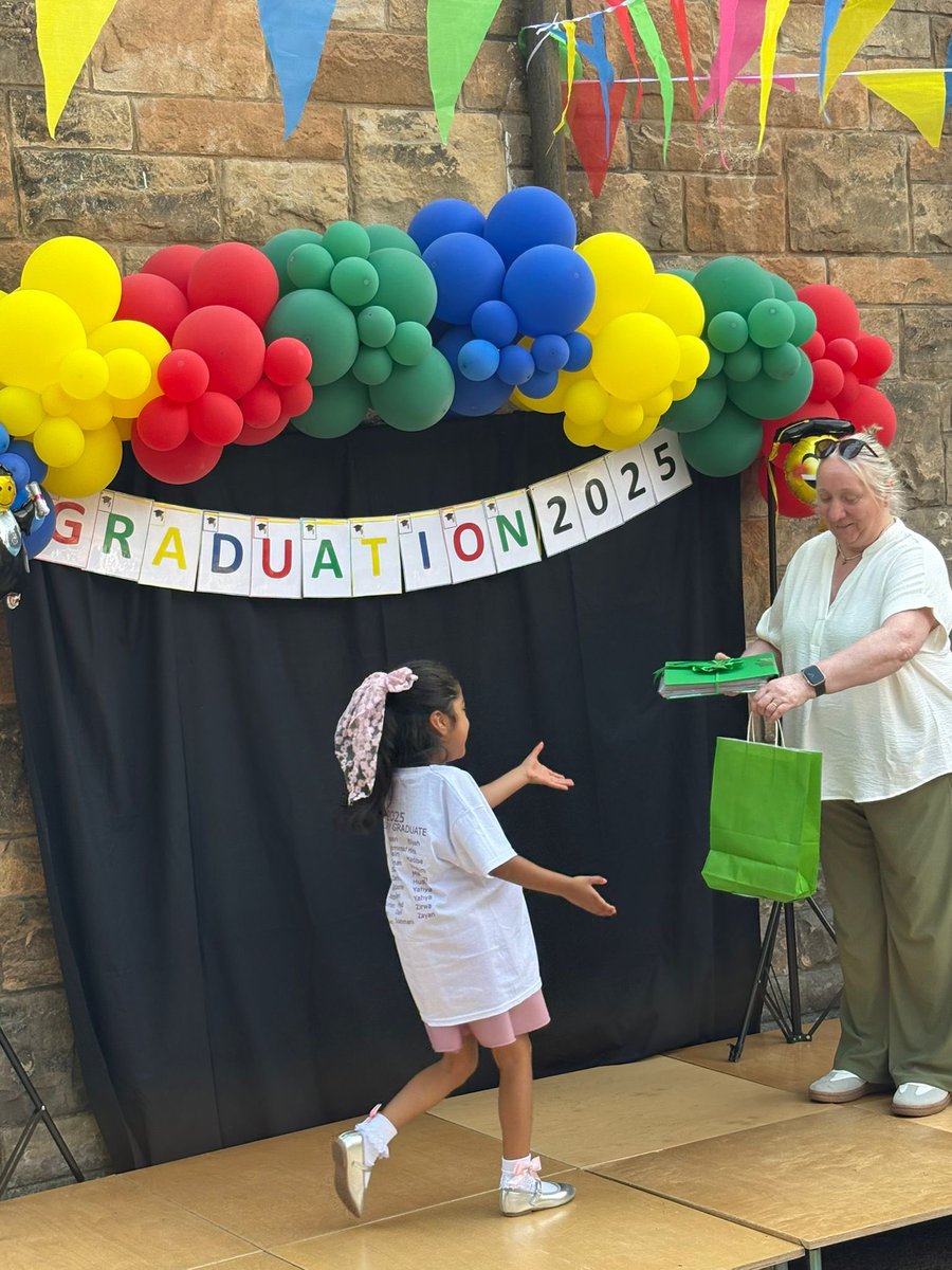 NithsdaleroadNS's tweet image. Congratulations to all our children who graduated today. What a beautiful day we had to celebrate.