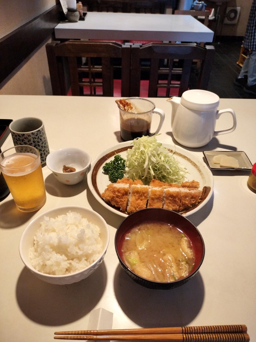 Mitsu24174273's tweet photo. 左は「川ばた」さんのとんかつ定食。ソースは2種類。とっても美味しかった😊
右は酒屋Hiroseさんの酒紹介メニュー。このプレゼンは素晴らしいですね✨
ご店主とのお話しも楽しく、良い時間でした～🍶🫶🤱 https://t.co/HCYw92fBrJ