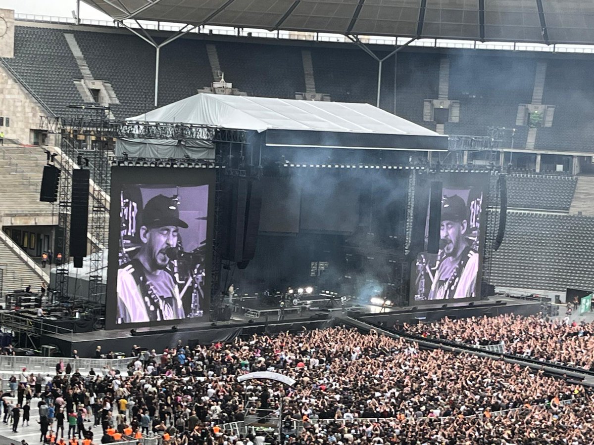 JulianeWenke's tweet photo. #linkinparkberlin #LinkinPark #Berlin 18.06.25, what a great show🤩 I am so glad to have been there🙌thank you @linkinpark @mikeshinoda and everyone from the band🥰😘for this experience! And many thanks to @Baronin7 for letting me be with you🫶 https://t.co/P8tplbaFI7