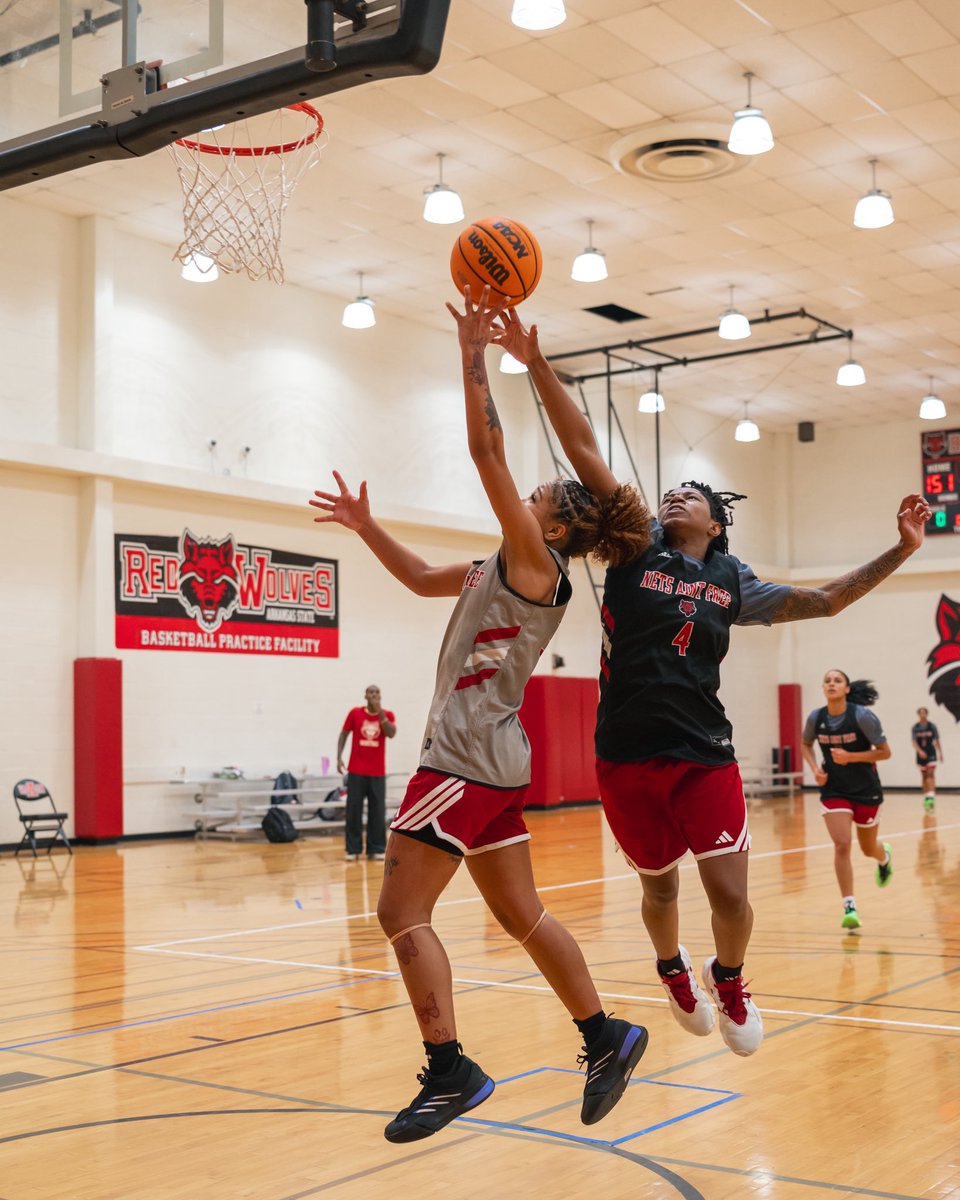 MarchMadnessWBB's tweet photo. The Red Wolves are in grind mode 💯

#NCAAWBB x 🎥 X / @AStateWB https://t.co/Tmk95uOsEp