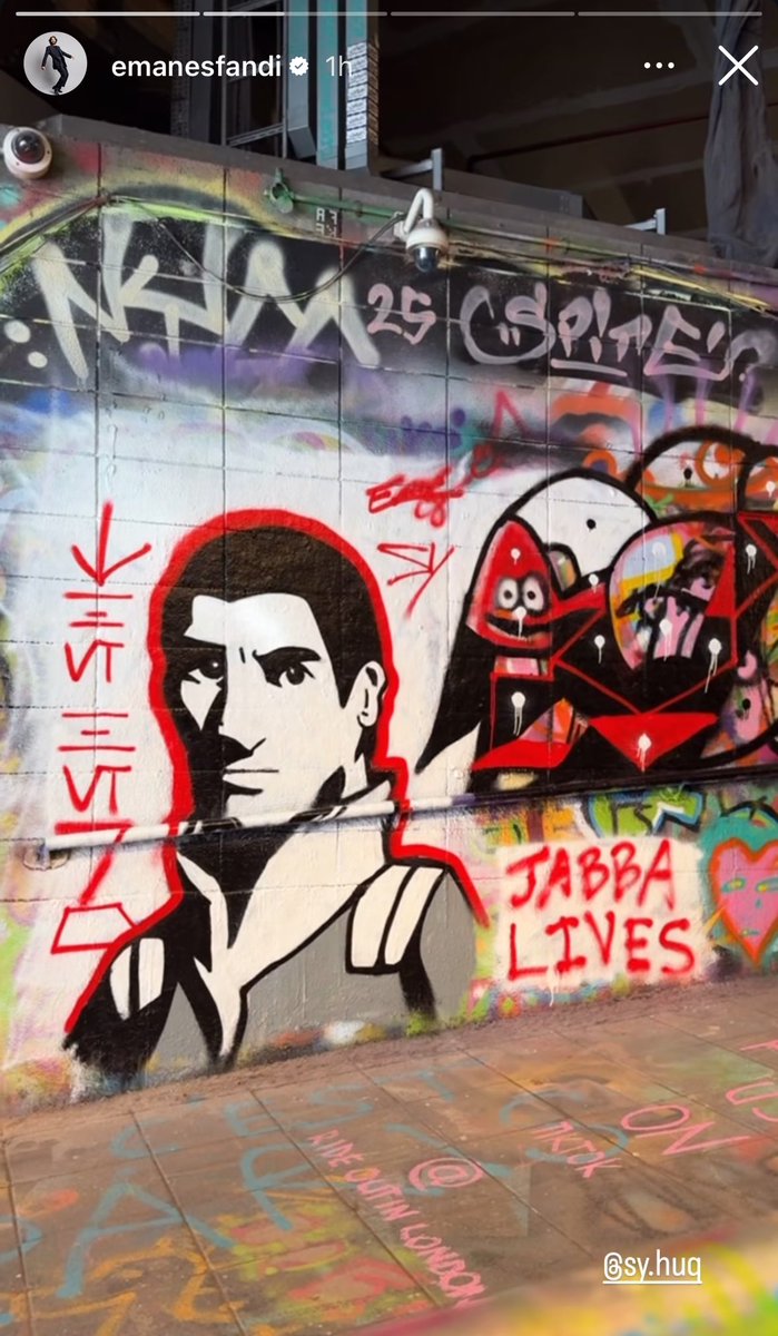 kyber_kat's tweet image. what if we kissed in front of the ezra bridger jabba lives graffiti