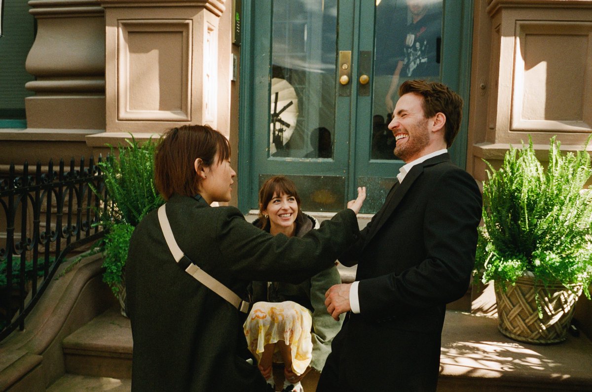 CevansContents's tweet image. 📸| New Chris Evans, Dakota Johnson and Celine Song behind the scenes for "Materialists"