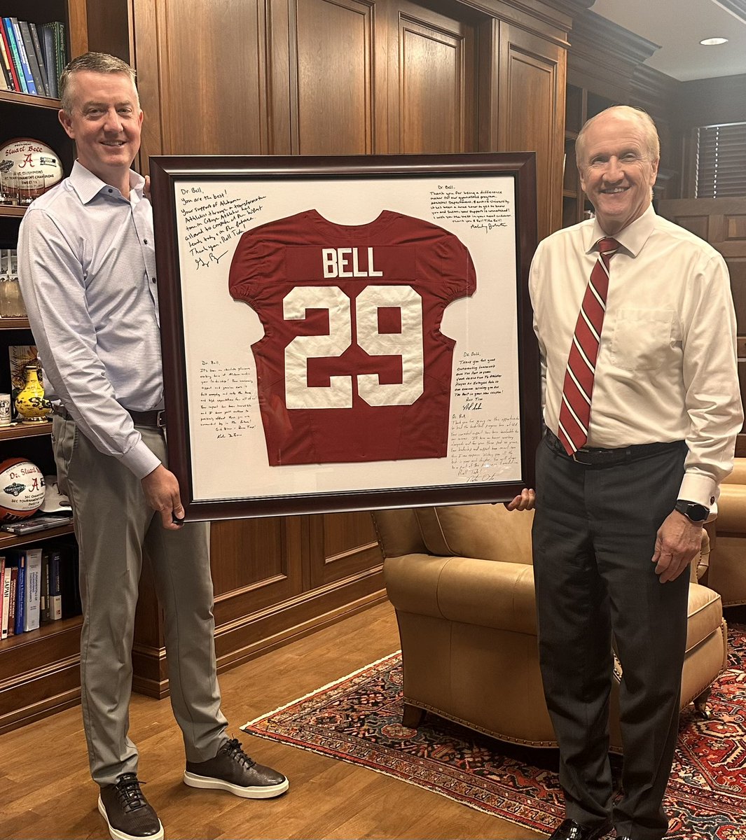 Greg_Byrne's tweet image. Dropped off a small token of our appreciation to President Bell today.
He has been a great leader for the @UofAlabama and will have an incredible lasting impact for The Capstone.
#RollTide 🐘