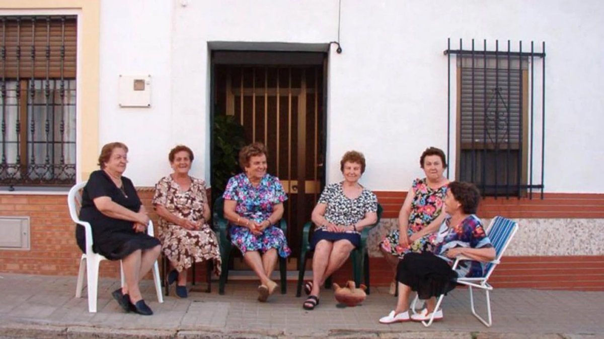 Albertofm20's tweet photo. Hola buenas, este domingo a las 12.00 hrs hablaremos del traje de referencia por excelencia en verano en toda España

Sí, hablaremos del bambú, bambo o la bata de verano de tu abuela https://t.co/kjPZvgh3GU