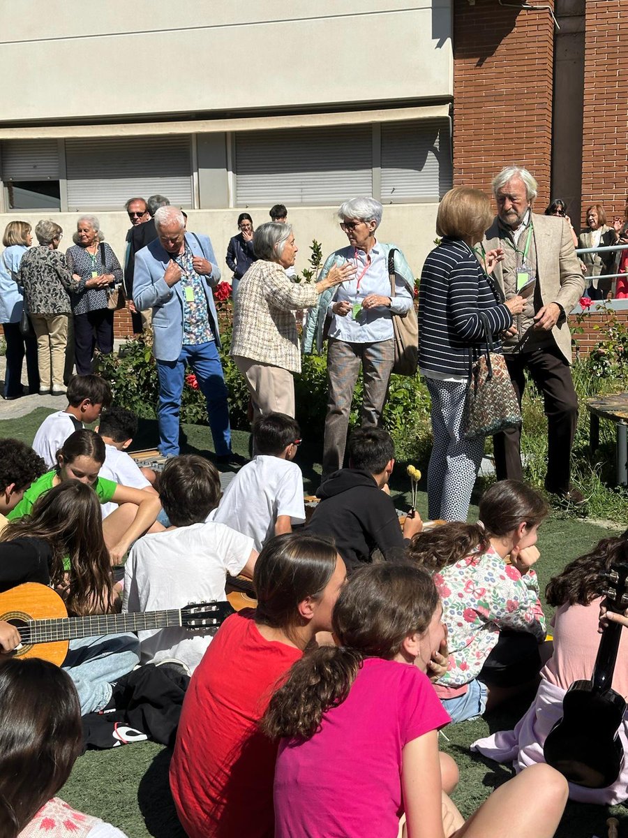 IesGerardoDiego's tweet image. Desde el IES  agradecemos el esfuerzo de toda la Comunidad Educativa por superar un año lleno de retos, y especialmente a nuestros alumnos por su trabajo, entusiasmo y constancia. A los que han titulado en extraordinaria Bachillerato,  arreón final para la PAU!.  Feliz verano!!!!