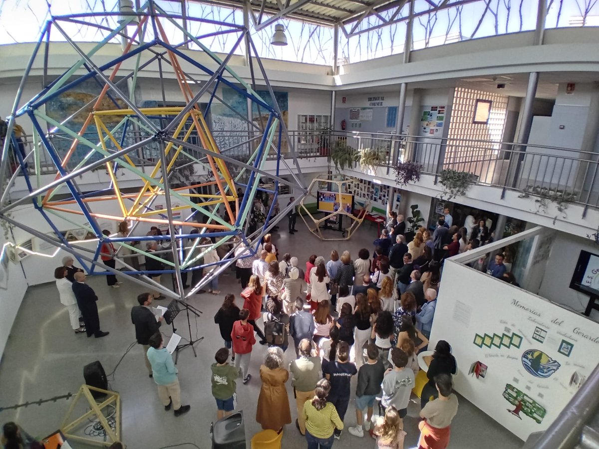 IesGerardoDiego's tweet image. Desde el IES  agradecemos el esfuerzo de toda la Comunidad Educativa por superar un año lleno de retos, y especialmente a nuestros alumnos por su trabajo, entusiasmo y constancia. A los que han titulado en extraordinaria Bachillerato,  arreón final para la PAU!.  Feliz verano!!!!