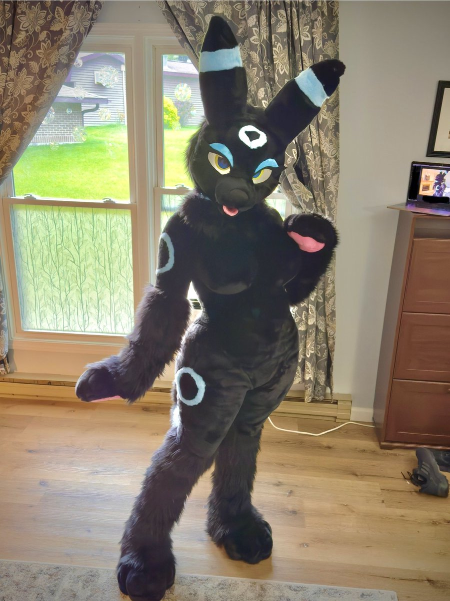 fiveamsheep's tweet image. New creature arrived!! Umbreon girlie from BelovedFoxx Studios~! 🖤✨🩵

She’s sooooo soft and comfy to wear! Happy to finally have a lightweight planti suit I can nyoom around and be sassy in

#fursuitfriday 
(Crosspost from 🦋☁️)
